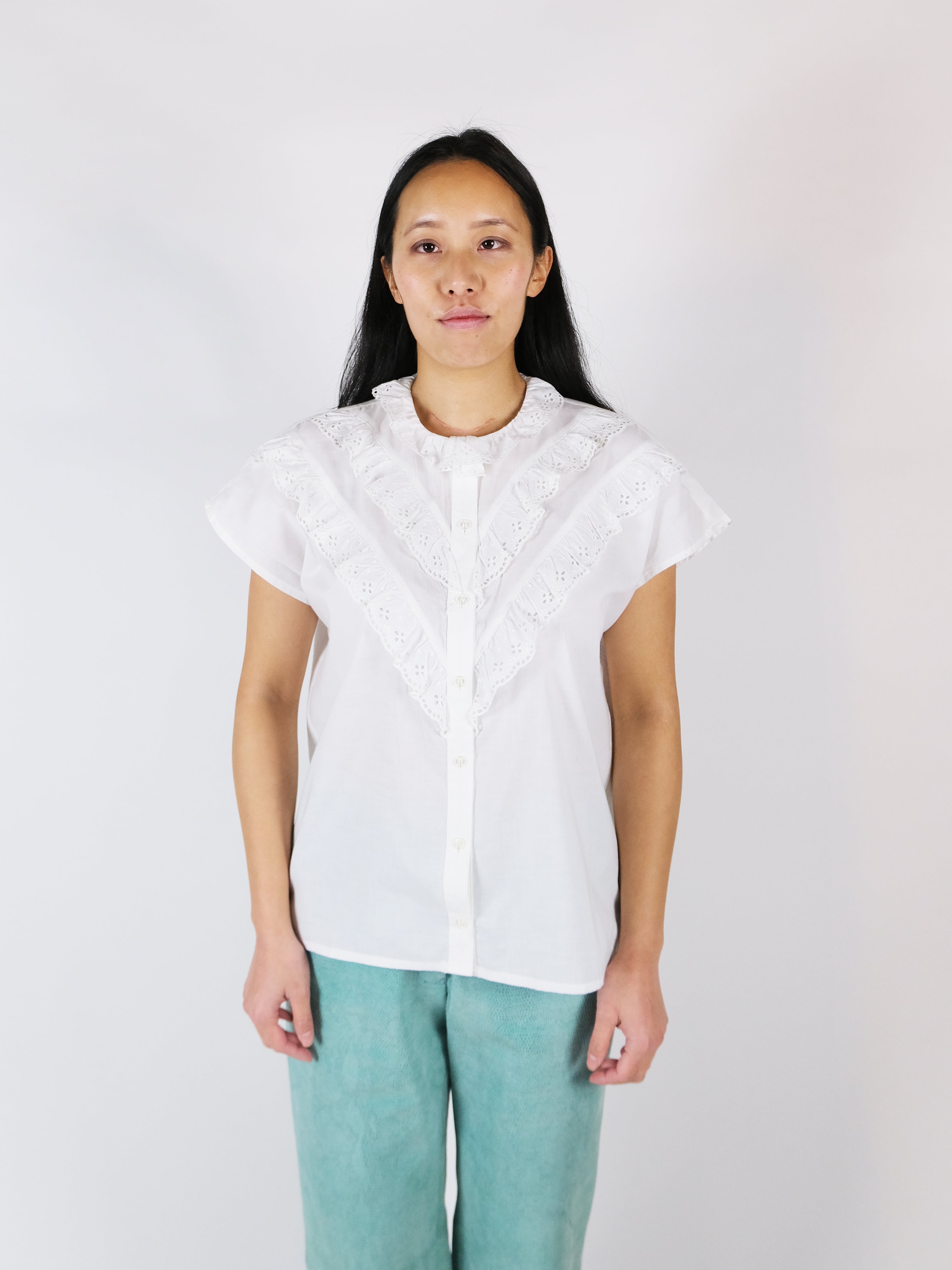 Collar blouse ruffles white sleeveless